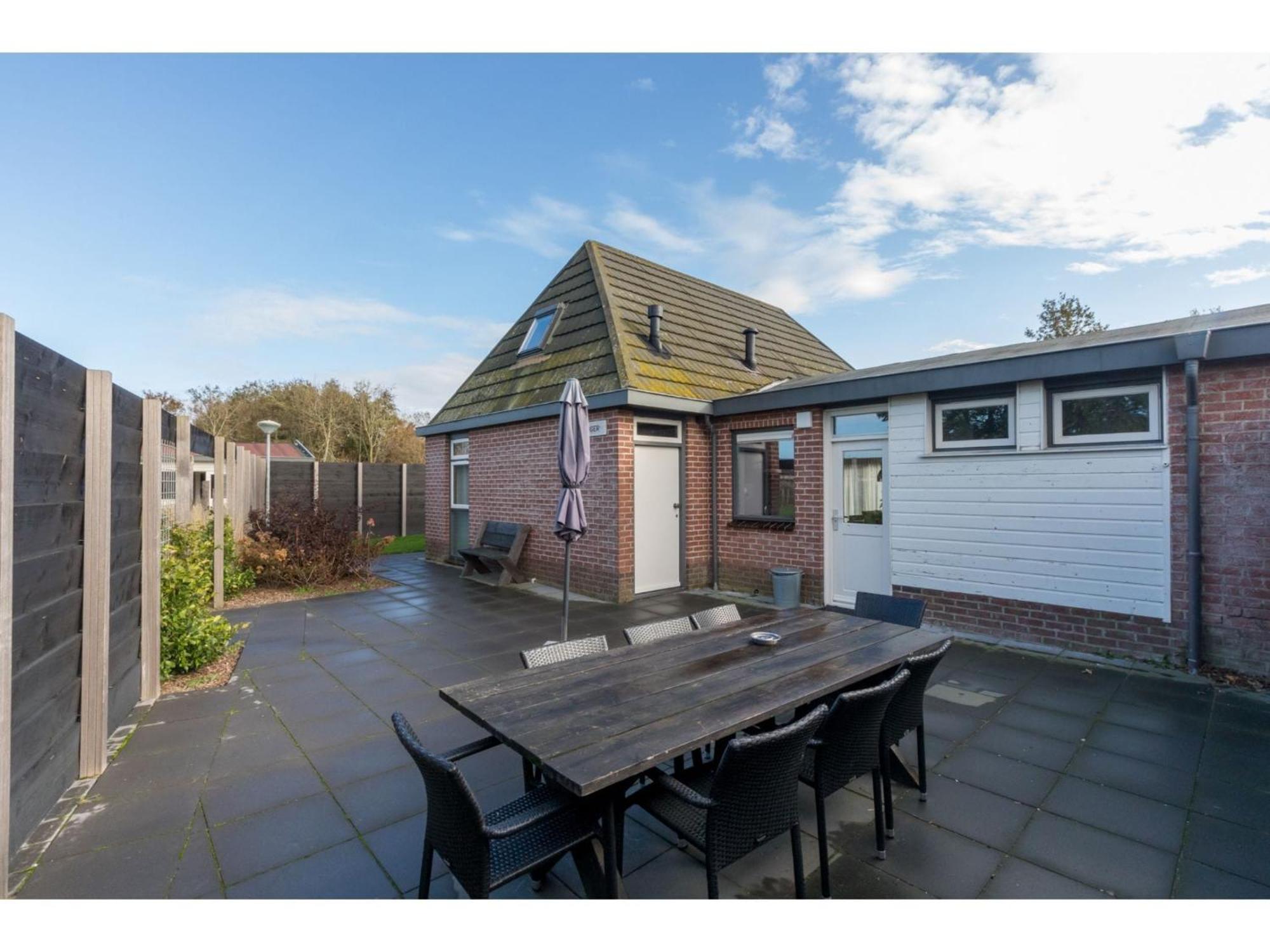 Family House On A Small Park With A Large Playing Field Serooskerke  Exterior photo